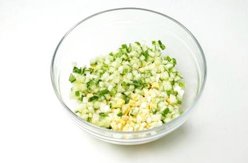 Крабовый салат с кукурузой и свежим огурцом и яйцом без риса