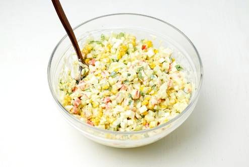 Крабовый салат с кукурузой и свежим огурцом и яйцом без риса