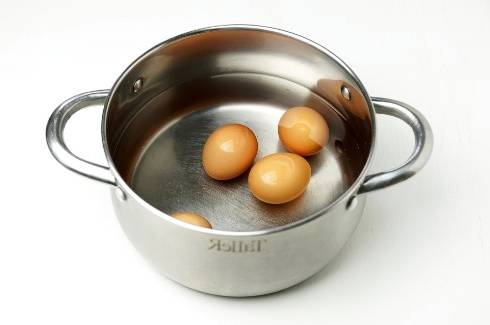 Крабовый салат с кукурузой и свежим огурцом и яйцом без риса