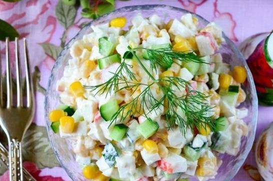 Крабовый салат с кукурузой и свежим огурцом без риса