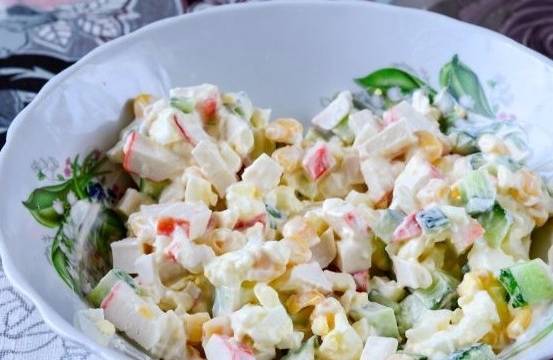 Крабовый салат с кукурузой и свежим огурцом без риса