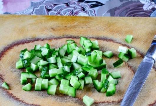 Крабовый салат с кукурузой и свежим огурцом без риса