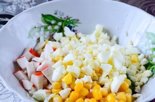 Крабовый салат с кукурузой и свежим огурцом без риса