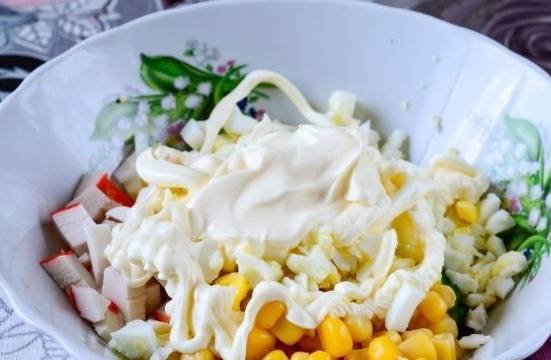 Крабовый салат с кукурузой и свежим огурцом без риса