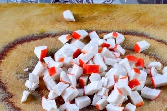 Крабовый салат с кукурузой и свежим огурцом без риса