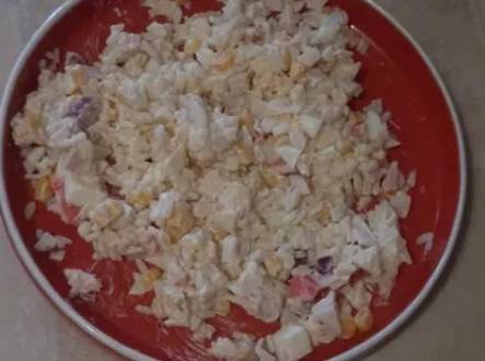 Крабовый салат с красным луком