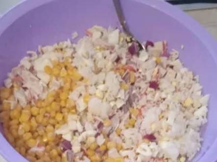 Крабовый салат с красным луком