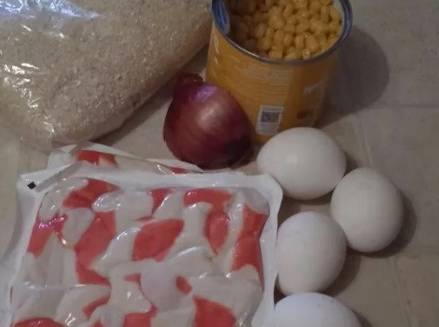 Крабовый салат с красным луком