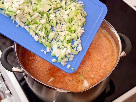 Томатный суп с фрикадельками и рисом