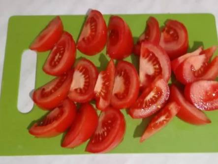 Грузинский салат с куриной печенью, помидорами и кинзой