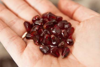 Грузинский салат с куриной печенью, помидорами и кинзой