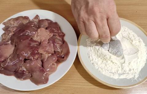 Грузинский салат с куриной печенью, помидорами и кинзой