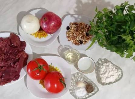 Грузинский салат с куриной печенью, помидорами и кинзой