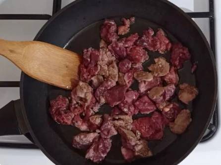 Грузинский салат с куриной печенью, помидорами и кинзой