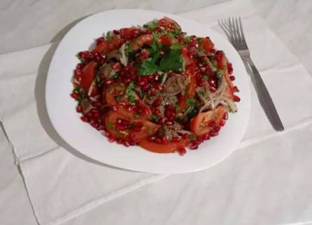 Грузинский салат с куриной печенью, помидорами и кинзой