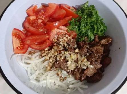 Грузинский салат с куриной печенью, помидорами и кинзой