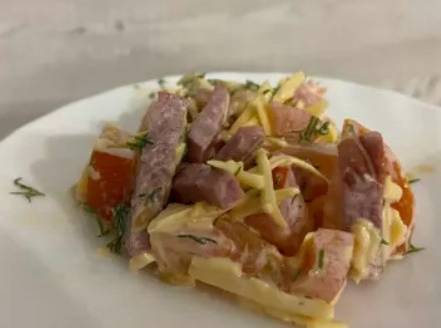 Грузинский салат с колбасой, помидорами и с сыром