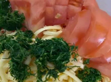 Грузинский салат с колбасой, помидорами и с сыром