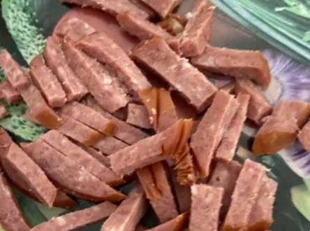 Грузинский салат с колбасой, помидорами и с сыром