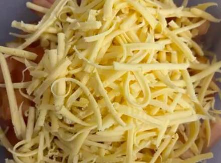 Грузинский салат с колбасой, помидорами и с сыром