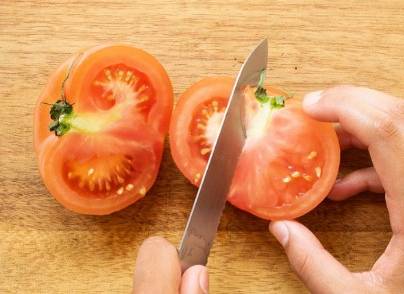 Грузинский салат с колбасой, помидорами и с сыром