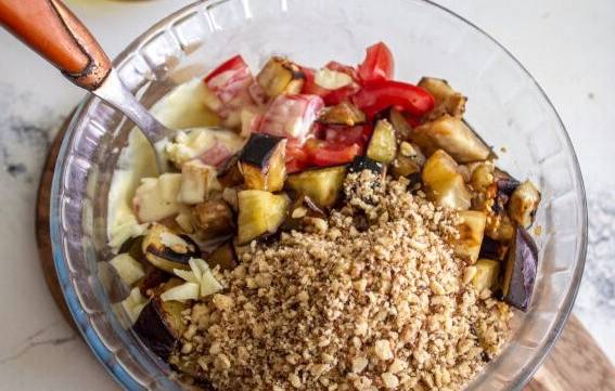 Грузинский салат с жареными баклажанами и помидорами