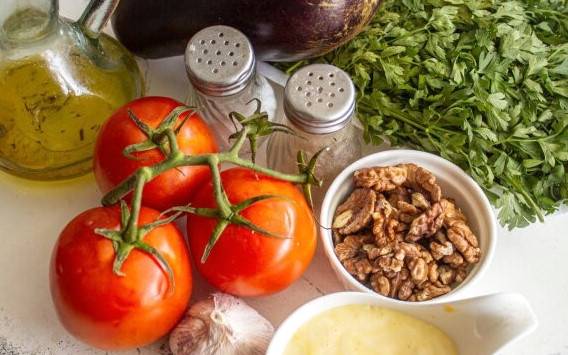 Грузинский салат с жареными баклажанами и помидорами