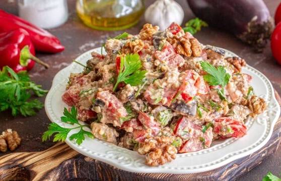 Грузинский салат с жареными баклажанами и помидорами