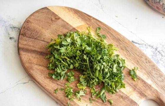 Грузинский салат с жареными баклажанами и помидорами