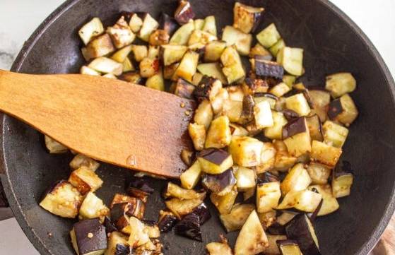 Грузинский салат с жареными баклажанами и помидорами