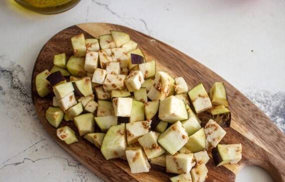 Грузинский салат с жареными баклажанами и помидорами