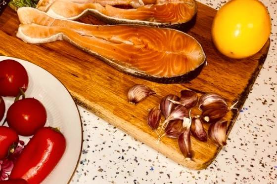 Стейки форели с овощами, запеченные в духовке