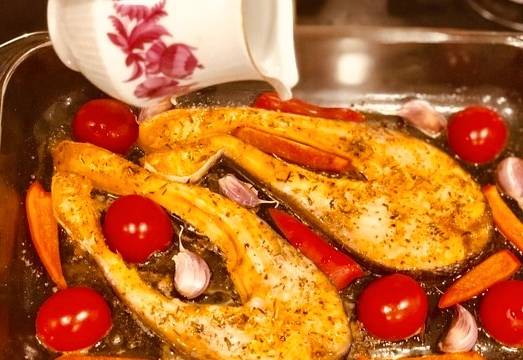 Стейки форели с овощами, запеченные в духовке