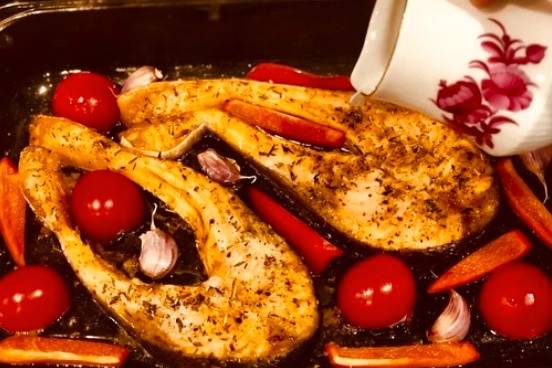 Стейки форели с овощами, запеченные в духовке