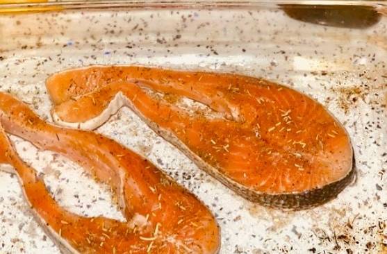 Стейки форели с овощами, запеченные в духовке