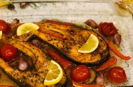 Стейки форели с овощами, запеченные в духовке