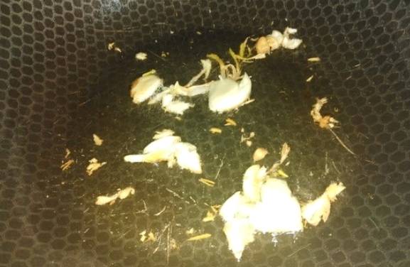 Замороженные неочищенные креветки с чесноком и соевым соусом на сковороде