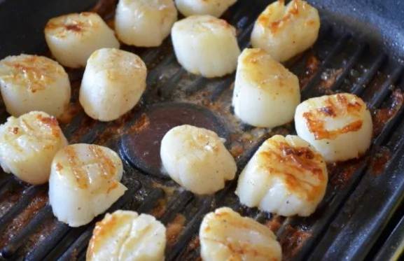 Замороженные морские гребешки на сковороде