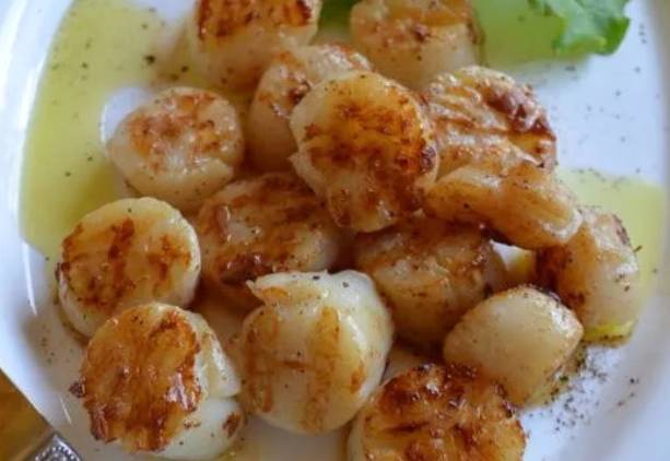 Замороженные морские гребешки на сковороде