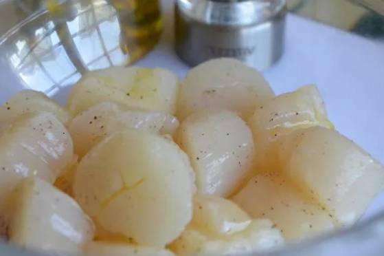 Замороженные морские гребешки на сковороде