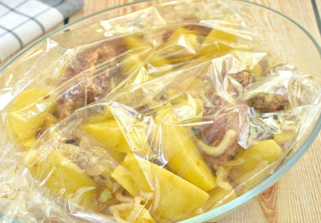 Ребрышки свиные с картошкой в рукаве в духовке