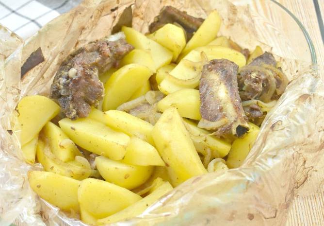 Ребрышки свиные с картошкой в рукаве в духовке