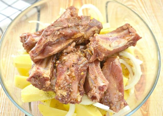 Ребрышки свиные с картошкой в рукаве в духовке