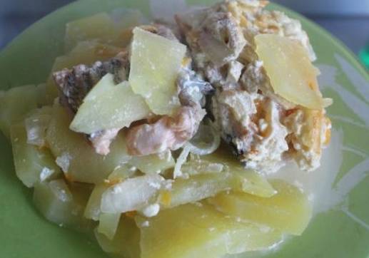Форель с картошкой и овощами в духовке