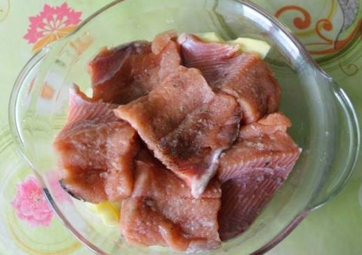 Форель с картошкой и овощами в духовке