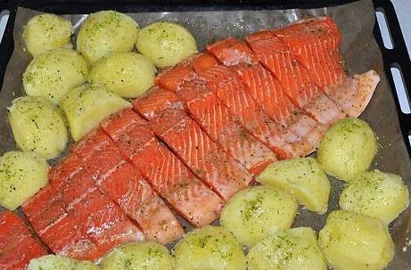 Форель с картошкой в духовке