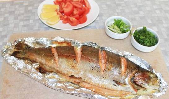 Запеченная форель целиком в духовке