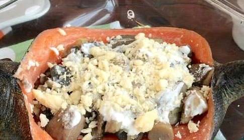 Форель с грибами в духовке