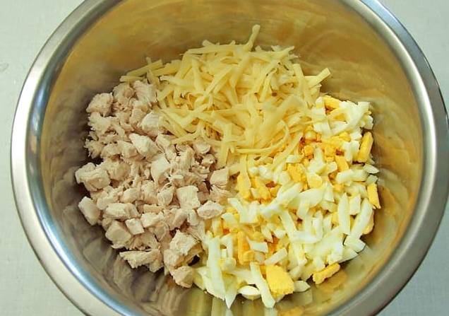 Диетический салат с курицей и яйцами
