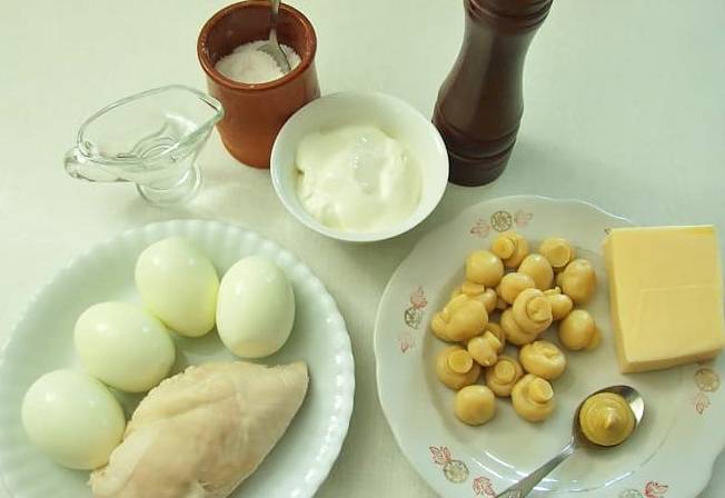 Диетический салат с курицей и яйцами